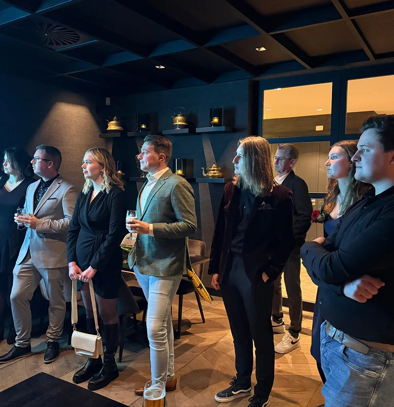 Collega's van Twentecs tijdens het kerstfeest in een lounge met drankjes