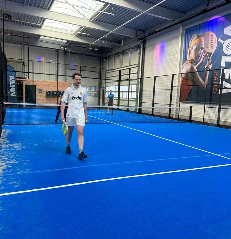 Collega's van Twentecs die padellen op een indoor padelbaan