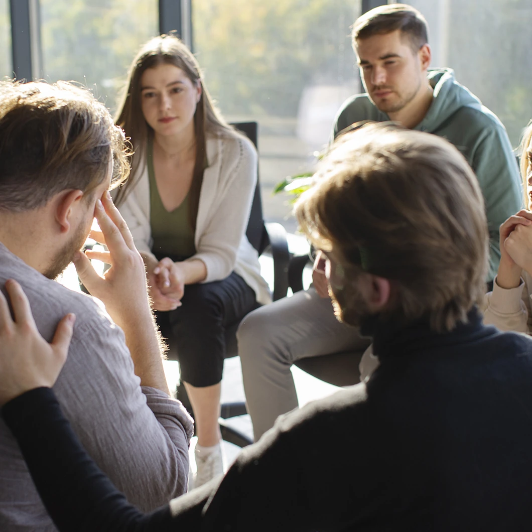 Groep jongvolwassenen in gesprek tijdens begeleiding, klantverhaal Afke van der Vliet
