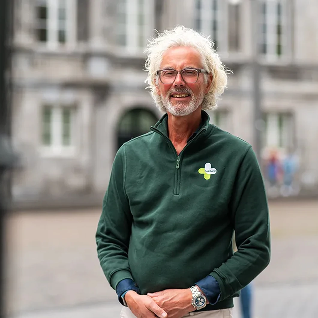 Bedrijfsarts in bedrijfskleding met logo, klantverhaal Bedrijfsarts Plus
