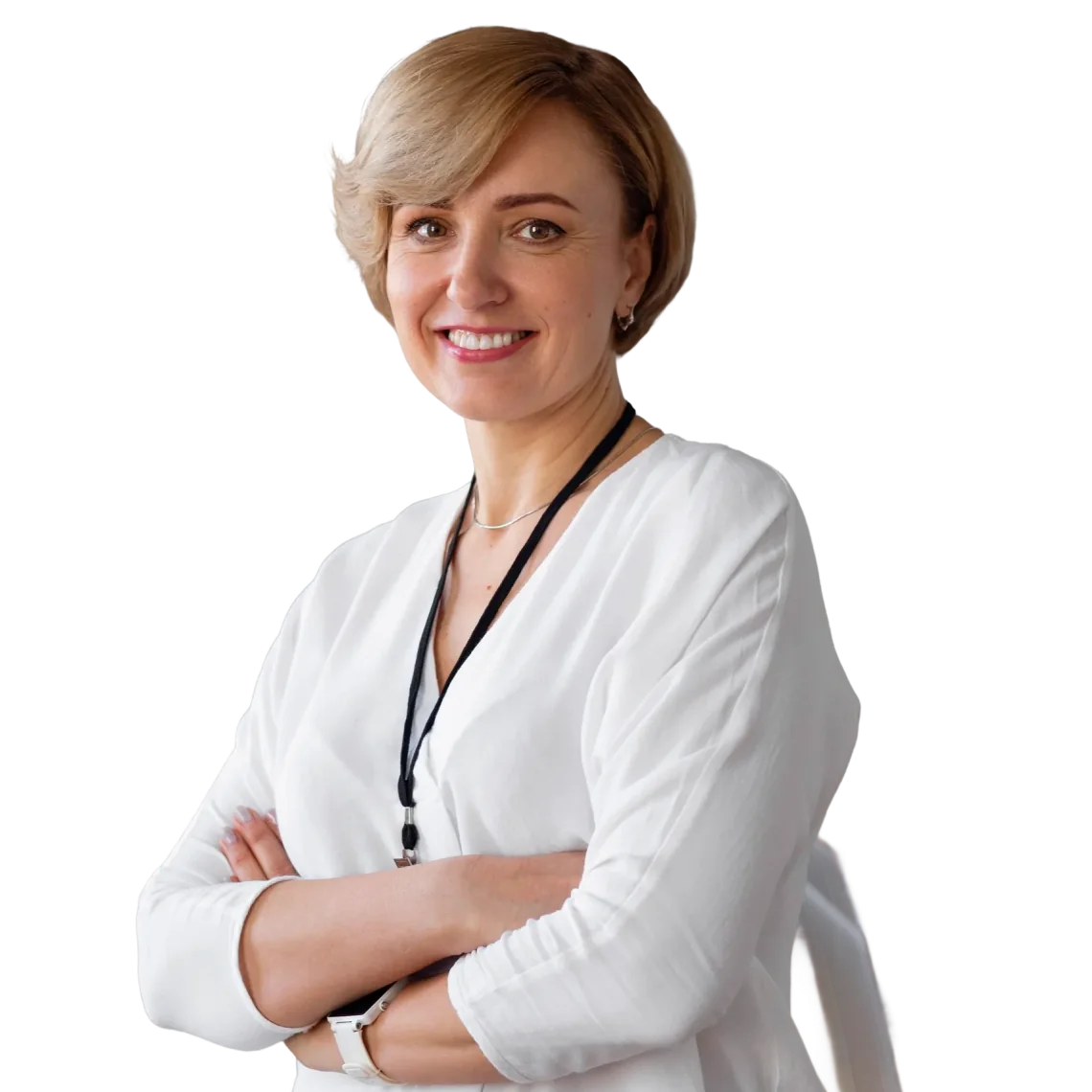 Vrouw met kort blond haar in witte blouse, armen over elkaar, voor een neutrale achtergrond