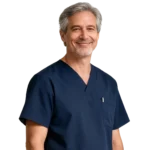 Man met grijs haar in donkerblauwe scrubs, lachend voor een neutrale achtergrond
