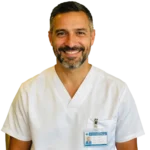 Man in medische kleding met naambadge, representatief voor bedrijfsfysiotherapie