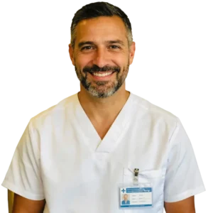 Man in medische kleding met naambadge, representatief voor bedrijfsfysiotherapie