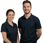 Twee collega's in poloshirt, representatief voor jeugdzorg en jeugdhulp