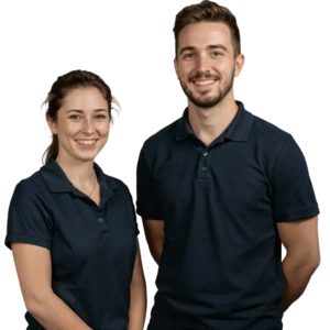 Twee collega's in poloshirt, representatief voor jeugdzorg en jeugdhulp