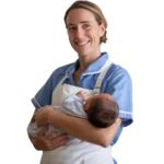 Kraamverzorgende met een baby op de arm