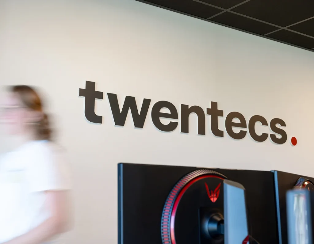 Logo van Twentecs op de kantoormuur.
