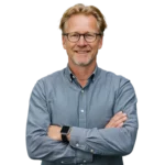 Man met bril en gekruiste armen, representatief voor het periodiek medisch onderzoek (PMO)