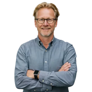 Man met bril en gekruiste armen, representatief voor het periodiek medisch onderzoek (PMO)