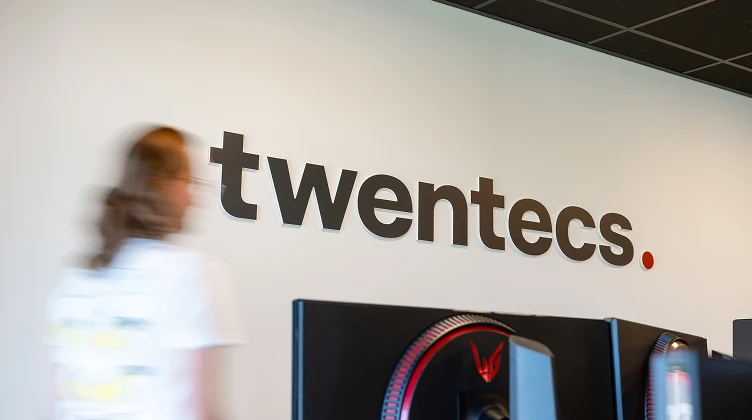 Logo van Twentecs op de kantoormuur.