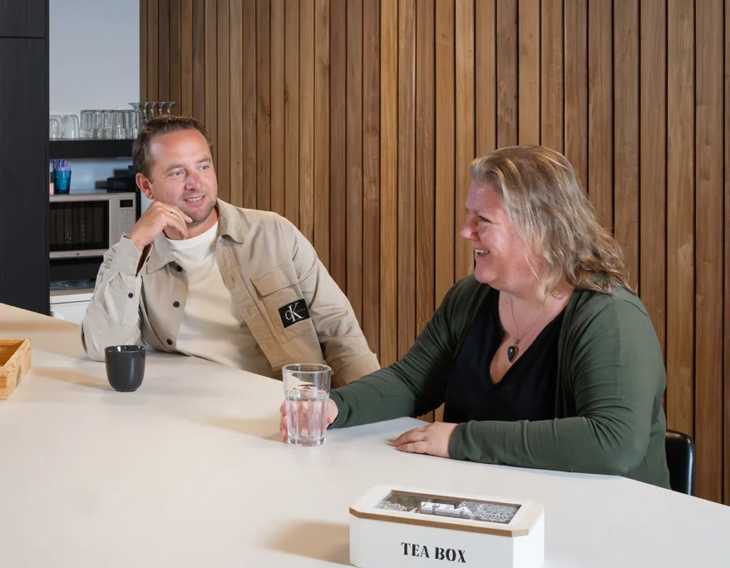 Man en vrouw in gesprek aan de kantoorbar bij Twentecs