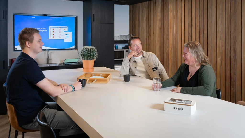 Drie collega's van Twentecs in gesprek aan een tafel in de bedrijfskeuken