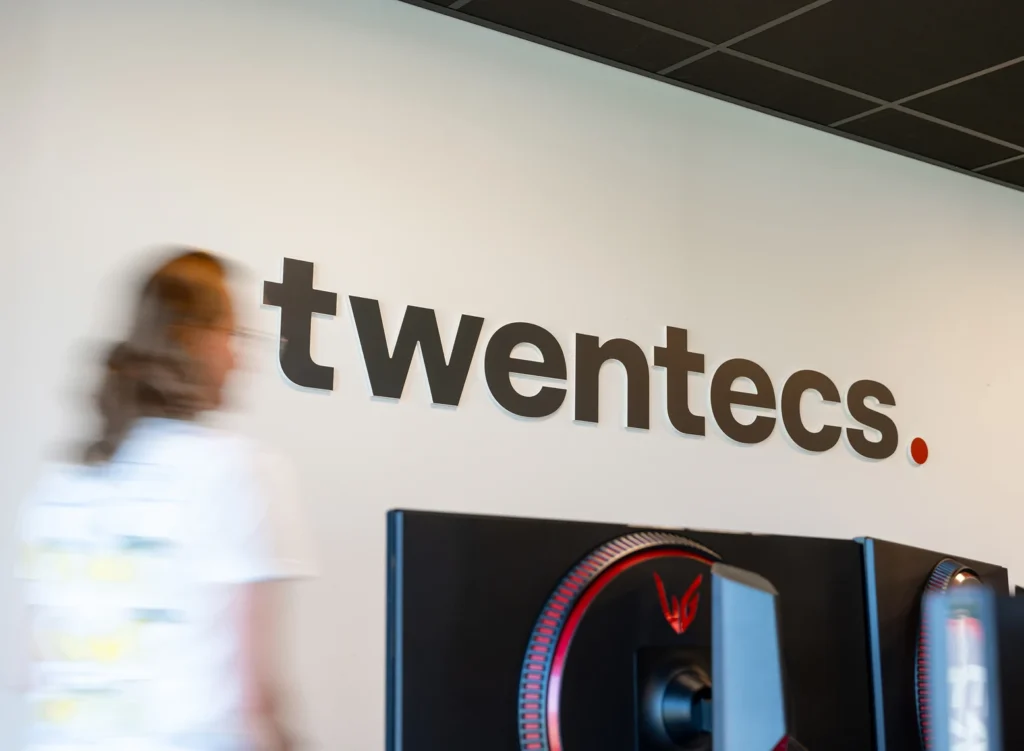 Muur met het Twentecs-logo in de kantoorruimte.