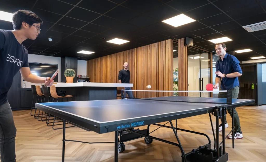 Collega's van Twentecs spelen een potje tafeltennis in de pauzeruimte.