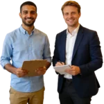 Twee mannen met klembord en notitieblok, representatief voor vluchtelingenwerk en inburgering